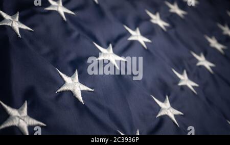 Étoiles américaines blanches sur le drapeau des états-unis. Mise au point sélective au premier plan. Motif abstrait ou arrière-plan avec drapeau américain. Prise de vue macro ou gros plan. Patriotique Banque D'Images