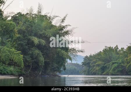 Rivière Kwai, Kanchanaburi 140120 Banque D'Images