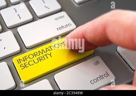 Homme doigt appuyant sur la touche de sécurité des informations sur le clavier métallique. Homme doigt appuyant sur le bouton jaune sécurité information sur le clavier métallique. 3D Rend Banque D'Images