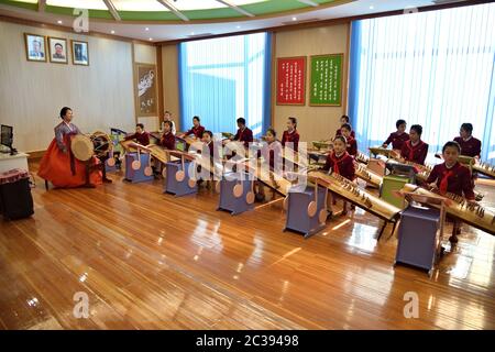 Pyongyang, Corée du Nord - 2 mai 2019 : le palais des enfants de l'école Mangyongdae. Établissement d'enseignement extrascolaire à Pyongyang. Filles en musique Banque D'Images