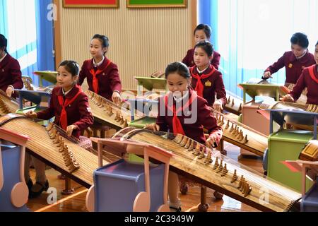 Pyongyang, Corée du Nord - 2 mai 2019 : le palais des enfants de l'école Mangyongdae. Établissement d'enseignement extrascolaire à Pyongyang. Filles en musique Banque D'Images