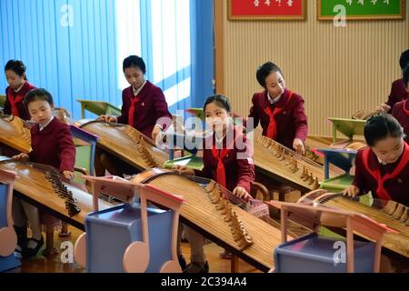 Pyongyang, Corée du Nord - 2 mai 2019 : le palais des enfants de l'école Mangyongdae. Établissement d'enseignement extrascolaire à Pyongyang. Filles en musique Banque D'Images