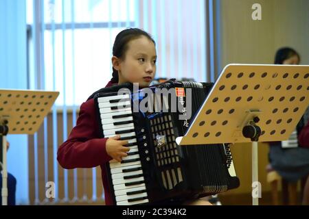 Pyongyang, Corée du Nord. Fille à l'école de musique Banque D'Images