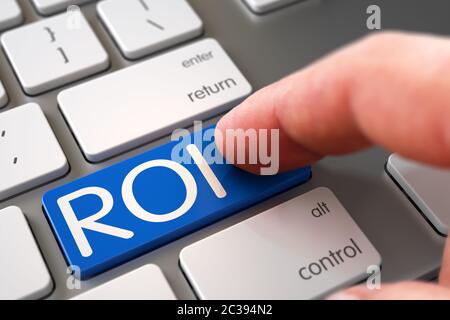 Sélection du bouton ROI. Main de jeune homme sur le bouton bleu ROI. Homme doigt appuyant sur le bouton ROI du clavier métallique. Homme doigt poussant la ROI B Banque D'Images