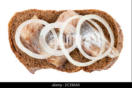 Vue de dessus d'open sandwich avec le pain de seigle et de hareng mariné décoré de rondelles d'oignons isolé sur fond blanc Banque D'Images