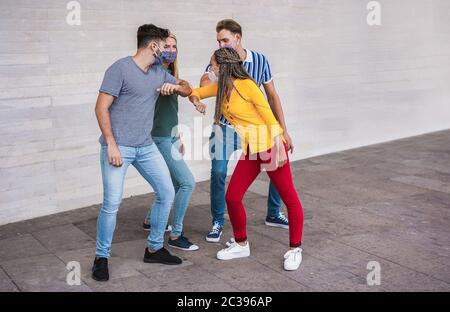 Les jeunes amis se mettent à se courbonnement au lieu de saluer avec un câlin - éviter la propagation du coronavirus, la distance sociale et le concept d'amitié - principal Banque D'Images