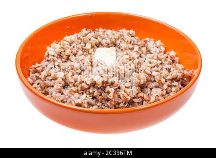 La bouillie de sarrasin avec morceau de beurre dans un bol isolé sur fond blanc Banque D'Images