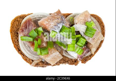 Vue de dessus d'open sandwich avec le pain de seigle, hareng mariné et oignon isolé sur fond blanc Banque D'Images