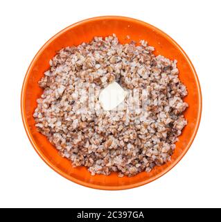 Vue de dessus de la bouillie de sarrasin avec morceau de beurre dans un bol isolé sur fond blanc Banque D'Images
