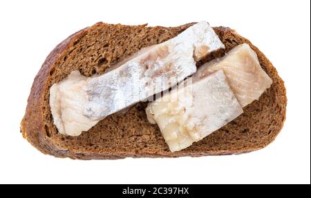 Vue de dessus d'open sandwich avec pain de seigle et de harengs marinés isolé sur fond blanc Banque D'Images