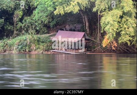 Rivière Kwai, Kanchanaburi 140120 Banque D'Images