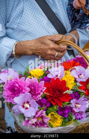 Vieille femme chinoise vendant des fleurs Banque D'Images