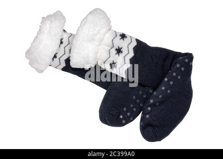 Chaussettes isolées. Libre d'une paire de chaussettes de laine épaisse chaude noire avec ornements pour hiver froid isolé sur un fond blanc. Banque D'Images