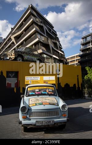 Le musée de la voiture classique Trabant World, le musée de l'automobile européen de l'est, près d'où le mur de Berlin occupe encore une partie de la route, l'Allemagne Banque D'Images