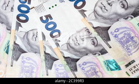 Ukrainian hryvnia, beaucoup de nouveaux billets en coupures de 500 hryvnias magnifiquement disposés sur la table. Contexte financier, argent Banque D'Images