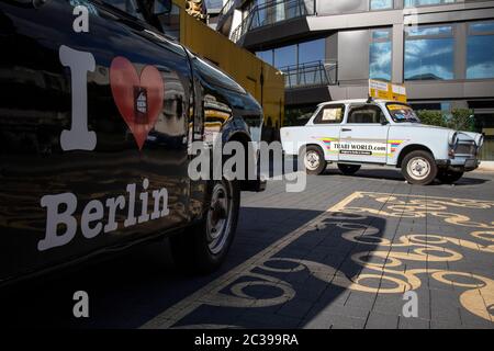 Le musée de la voiture classique Trabant World, le musée de l'automobile européen de l'est, près d'où le mur de Berlin occupe encore une partie de la route, l'Allemagne Banque D'Images