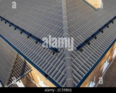 Maison avec un toit en céramique. Tuiles de ciment-sable. Banque D'Images