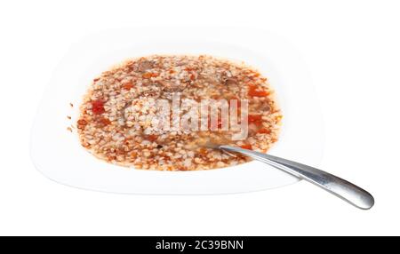 soupe de sarrasin dans une assiette à soupe blanche avec cuillère isolée sur fond blanc Banque D'Images