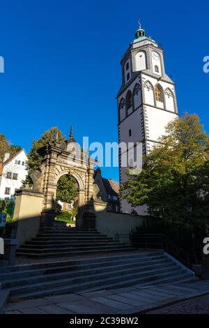 Meissen, Allemagne. Porte de ville (Tuchmachertor) et l'église Notre Dame dans la vieille ville. Banque D'Images