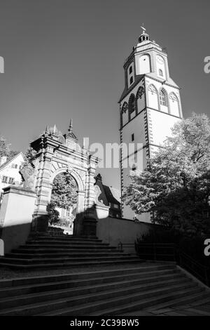 Meissen, Allemagne. Porte de ville (Tuchmachertor) et l'église Notre Dame dans la vieille ville. Noir et blanc. Banque D'Images