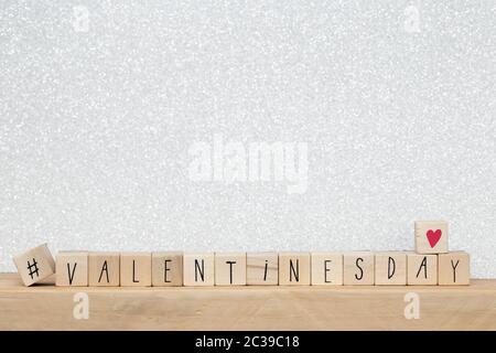 Cubes en bois avec le mot hashtag et valentine's day, social media concept background close-up Banque D'Images