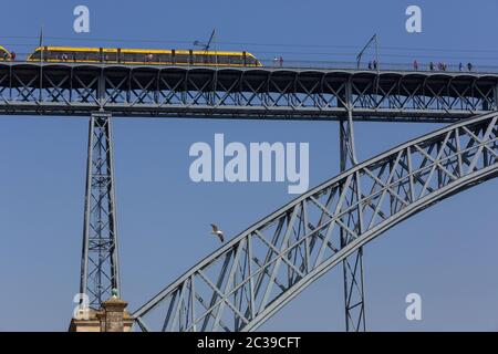 PORTO, PORTUGAL - 17 avril : Pont Dom Luis, Ponte Luis I avec metro train, Porto, Portugal Au Portugal le 17 avril 2017. Banque D'Images