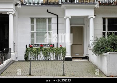 Porte d'entrée dans l'architecture de style victorien à house de Londres Banque D'Images