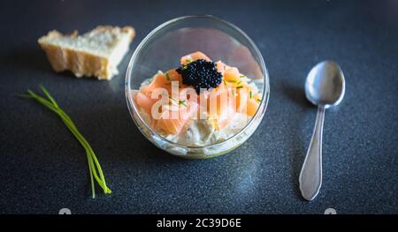 Oeufs de lompe saumon verrine de fromage frais et de l'avocat lit dans la cuisine Banque D'Images