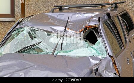 Méconnaissable après roll over SUV crush Banque D'Images