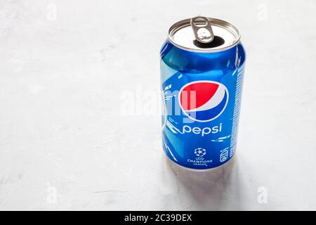 MOSCOU, RUSSIE - 17 JUIN 2020 : boîte ouverte de Pepsi avec logo de la Ligue des champions de l'UEFA sur un sol en béton. Pepsi est une boisson gazeuse fabriquée par Banque D'Images