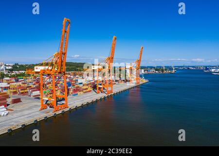 Vue aérienne du port de Gdynia. Terminal de conteneurs Baltic dans le port de Gdynia par dessus. Voivodeship de Poméranie, Pologne. Banque D'Images