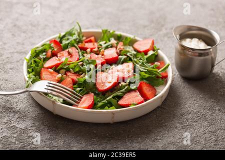 Salade de fraises avec arugula et noix. Nourriture saine. Vue du dessus Banque D'Images