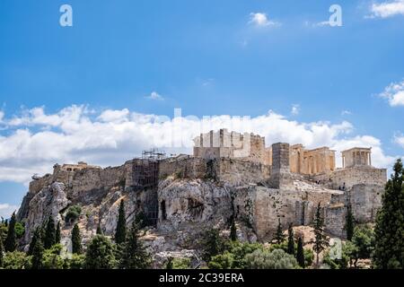 Athènes, Grèce. Rocher de l'Acropole et porte de Propylaea, vue depuis la colline d'Areopagus, ciel bleu ciel nuageux, jour de printemps Banque D'Images