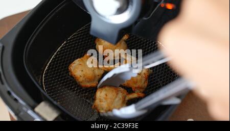 Pilon de poulet croustillant fait maison de la friteuse Air Fryer Banque D'Images