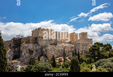 Athènes, Grèce. Rocher de l'Acropole et porte de Propylaea, vue depuis la colline d'Areopagus, ciel bleu ciel nuageux, jour de printemps Banque D'Images