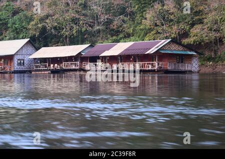 Rivière Kwai, Kanchanaburi 140120 Banque D'Images