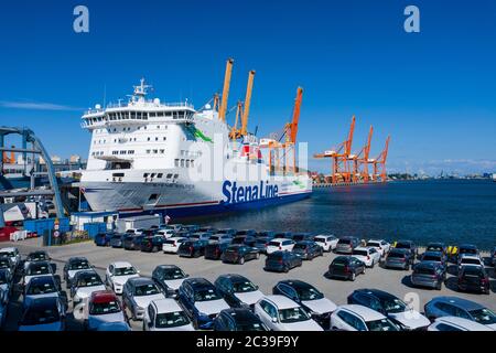 Vue aérienne du port de Gdynia. Stena Line ferry au terminal de conteneurs Baltic dans le port de Gdynia par dessus. Voivodeship de Poméranie, Pologne. Banque D'Images