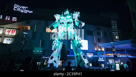 Tokyo, Japon 30 juin 2019 : statue de robot UNICORN Gundam à odaiba la nuit Banque D'Images