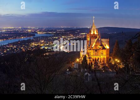 Illuminé Château de Drachenburg au-dessus de la vallée du Rhin dans la soirée, Koenigswinter, Allemagne, Europe Banque D'Images