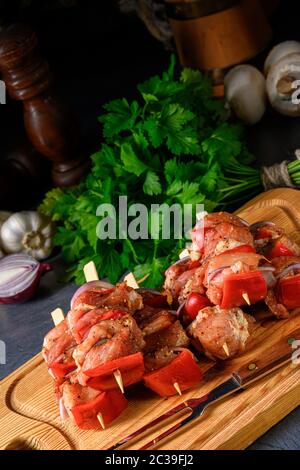kebab de shish cru avec divers légumes Banque D'Images