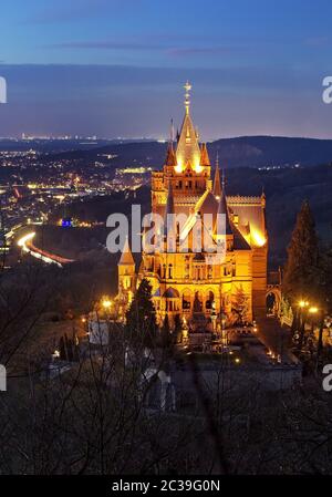 Illuminé Château de Drachenburg au-dessus de la vallée du Rhin dans la soirée, Koenigswinter, Allemagne, Europe Banque D'Images