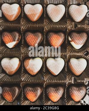 Chocolats en forme de coeur dans UNE boîte de fête Banque D'Images