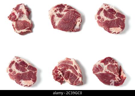 viande de porc fraîche en tranches, biftecks de porc plats, isolés sur fond blanc. Banque D'Images