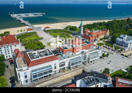 Vue aérienne de Sopot. Belle architecture de Sopot Resort d'en haut. Jetée en bois (molo) et golfe de Gdansk. Sopot est la destination touristique principale de Pol Banque D'Images