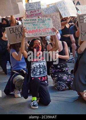 Lors d'un rassemblement BLM à Brighton, les manifestants prennent le genou Banque D'Images