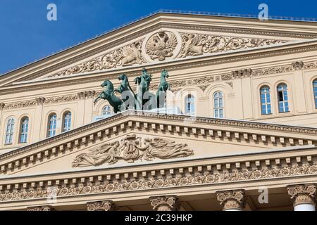 Moscou, Russie. 4 septembre 2018 : Théâtre Bolchoï. Façade extérieure avant du bâtiment de l'opéra et du ballet du théâtre Bolchoï. Colonnes a Banque D'Images