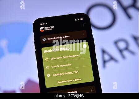 Allemagne. 18 juin 2020. Corona-WARN-App disponible l'application Corona-WARN-App nous aide à déterminer si nous sommes en contact avec une personne infectée et s'il existe un risque d'infection. Cela nous permet d'interrompre plus rapidement les chaînes d'infection. L'application est une offre du gouvernement allemand. Le téléchargement et l'utilisation de l'application sont entièrement volontaires. Il est disponible gratuitement dans l'App Store et peut être téléchargé sur Google Play. Crédit: Territoire photo crédit: Revierfoto/dpa/Alamy Live News Banque D'Images