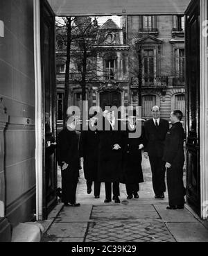 Le chancelier fédéral Konrad Adenauer (à gauche) entre à l'ambassade d'Allemagne à Berlin avec Walter Hallstein. Trois autres hommes l'accompagnent. Banque D'Images