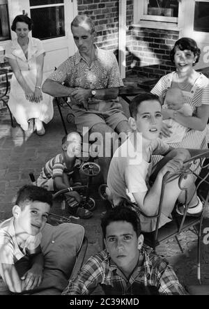 Famille agricole américaine près de Cincinnati, Ohio. La mère (en haut à gauche) et le père (à droite) avec leurs enfants devant leur maison. Banque D'Images