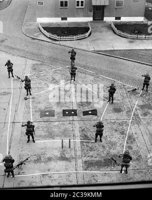 La 11e Division aéroportée américaine stationnée à Augsbourg lors d'exercices sur les formations et les structures de l'armée américaine. Les unités ont été réorganisées à cette époque: Ici, la nouvelle division 'pentomon', composée de cinq groupes de combat (Pentagone externe), auxquels cinq bataillons spéciaux (Pentagone interne) sont affectés (1500 hommes au total). L'objectif de la restructuration était de s'adapter aux nouveaux défis d'une éventuelle guerre nucléaire par le biais d'une plus grande mobilité et d'un meilleur équipement (puissance de feu) des divisions individuelles. Banque D'Images